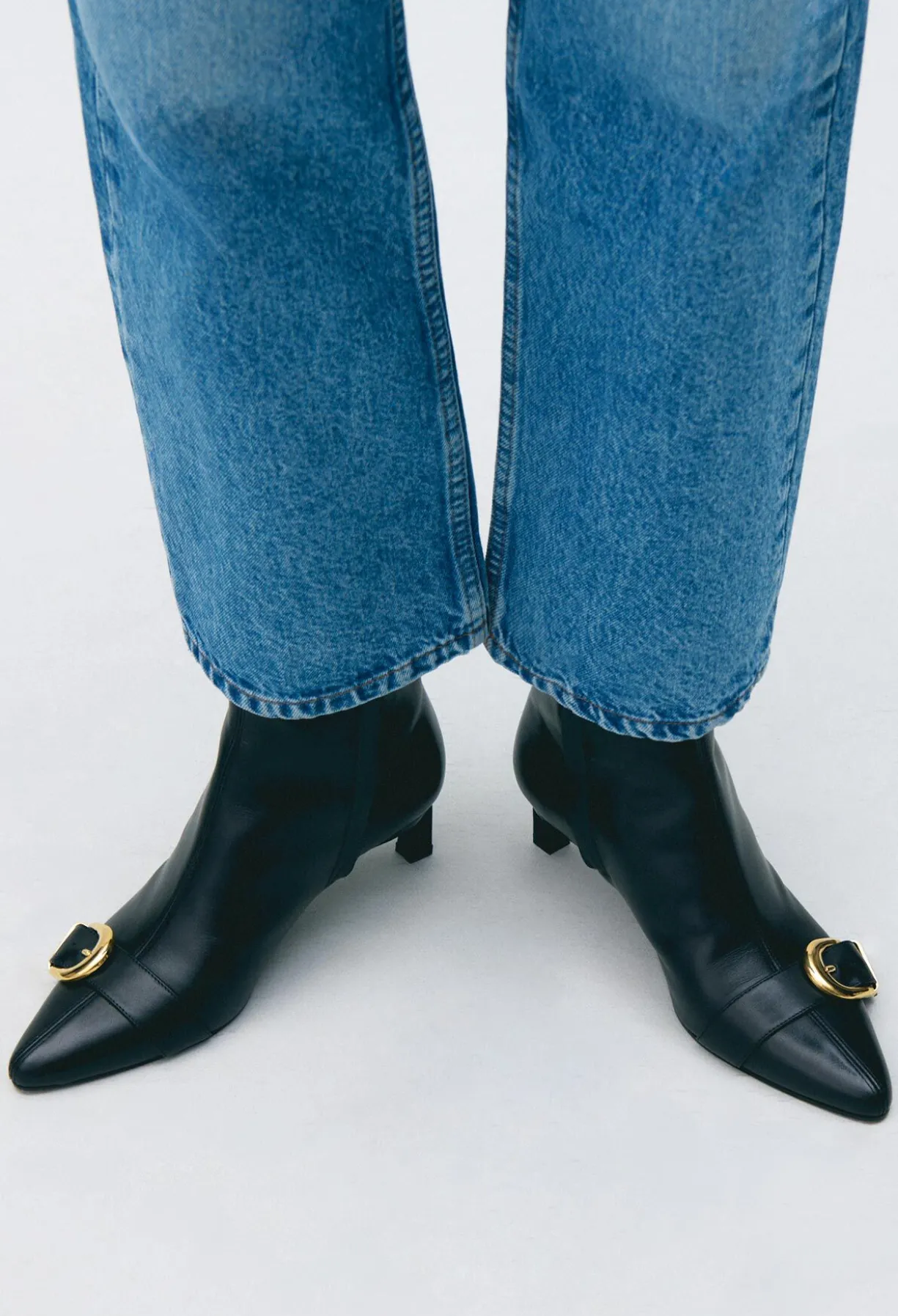 Bottines cuir boucle dorée