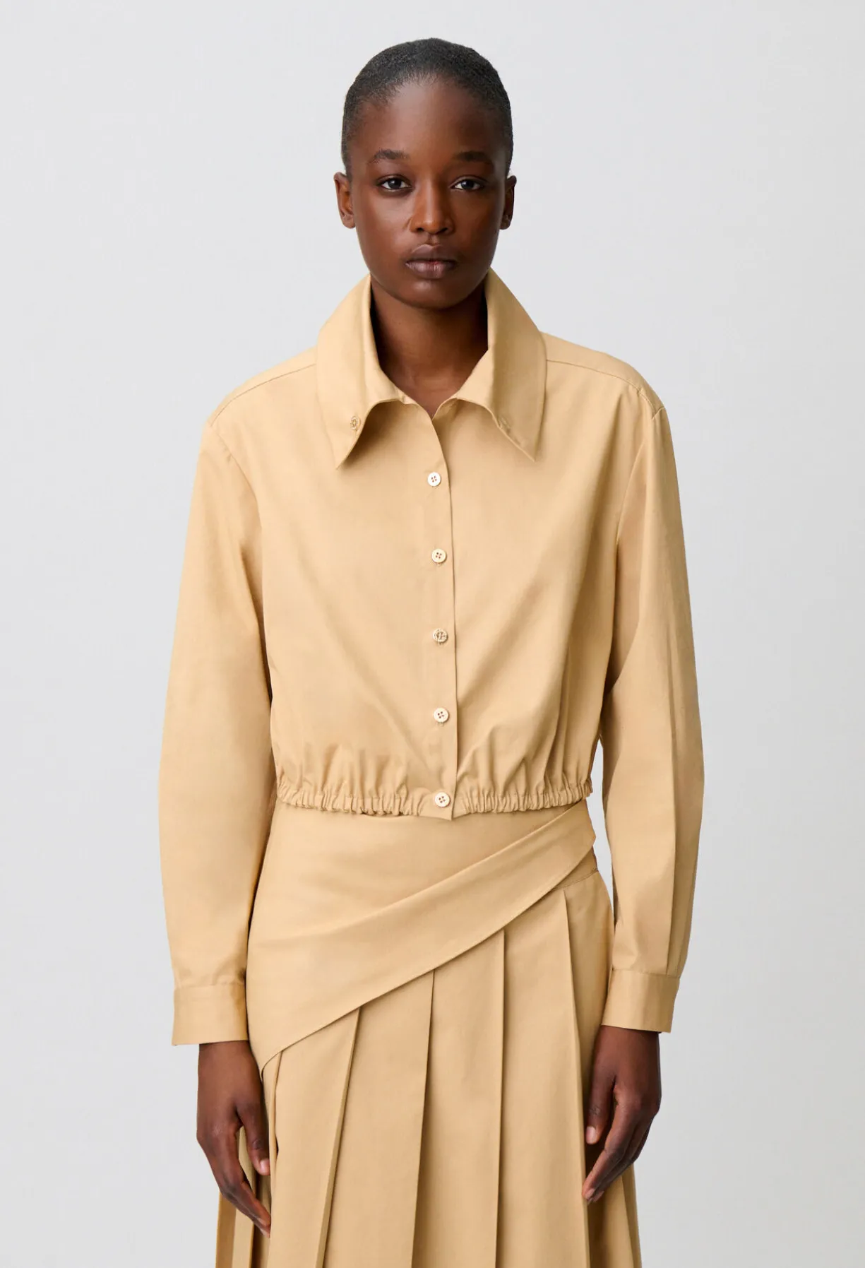 Chemise cropped col montant