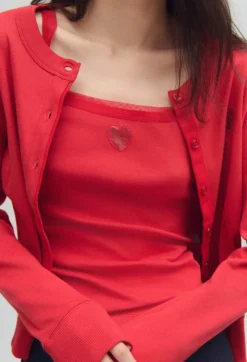 Gilet rouge en coton à cœur dentelle