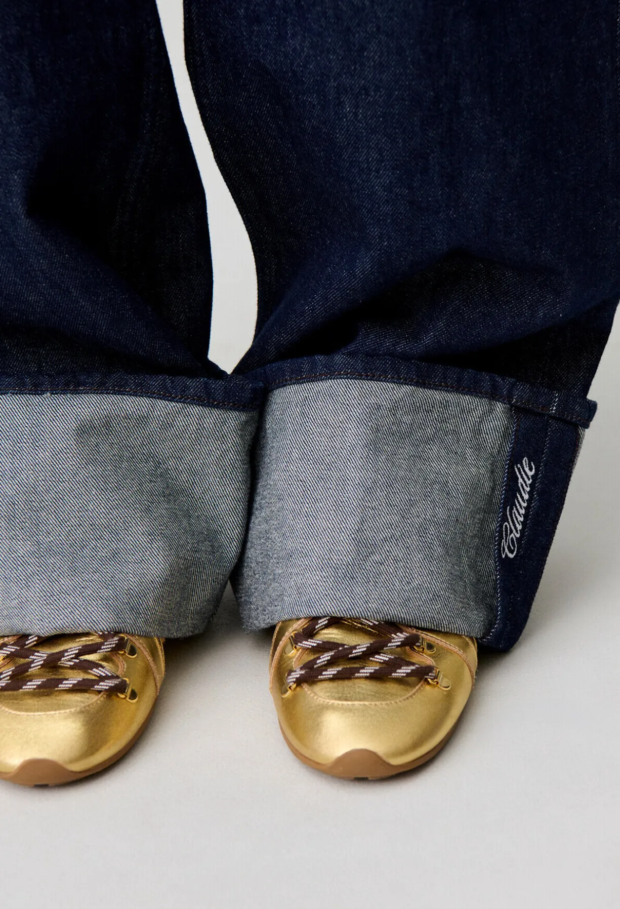 Jean jambes larges denim revers brodé