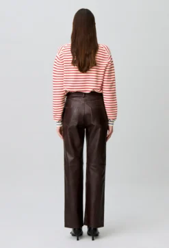 Pantalon droit cuir bouton doré