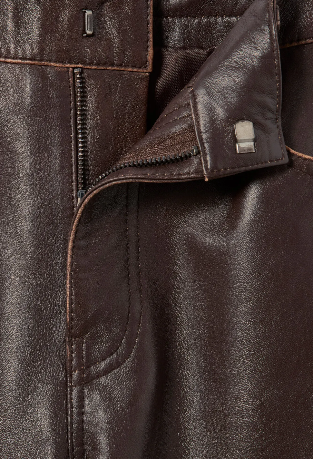 Pantalon droit cuir bouton doré