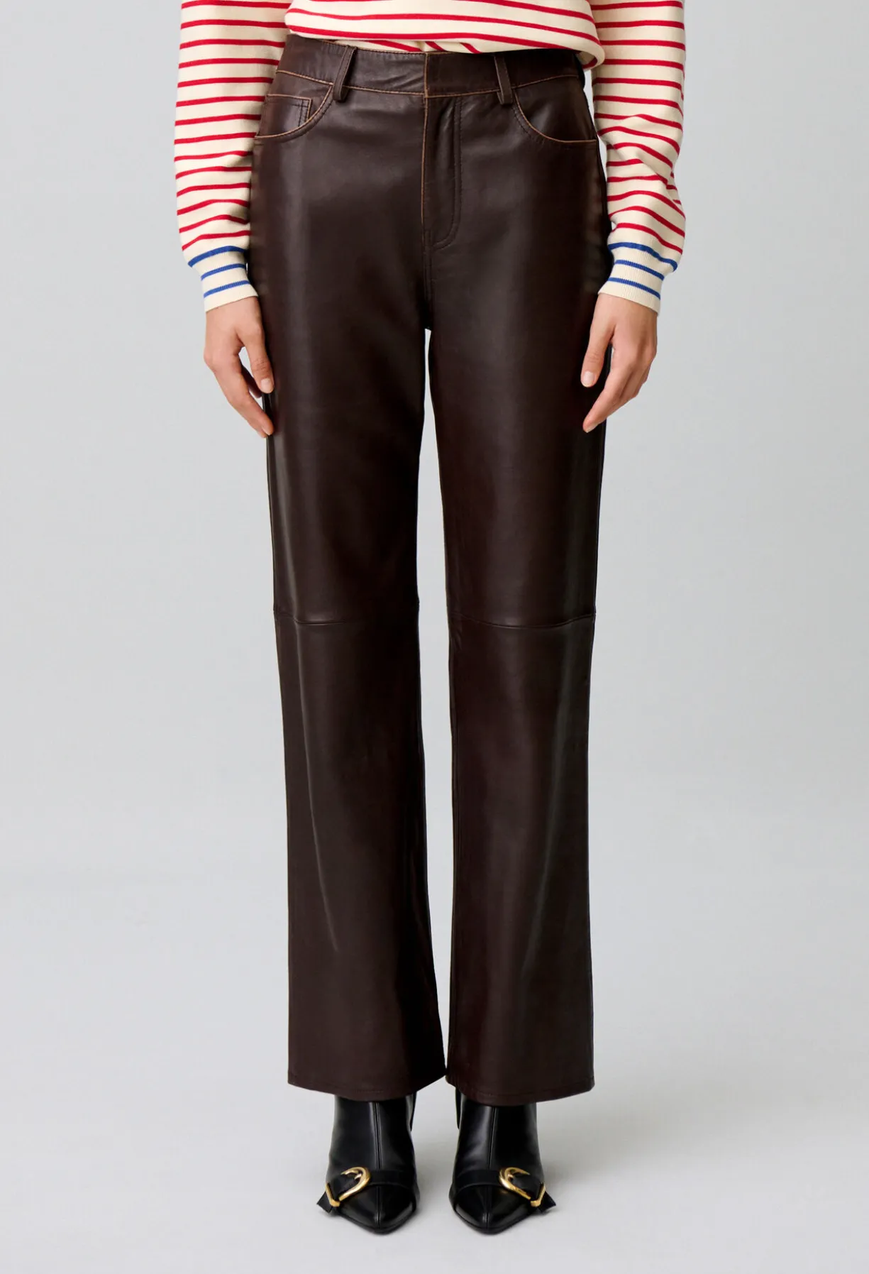 Pantalon droit cuir bouton doré