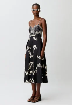 Robe bretelles broderies florales