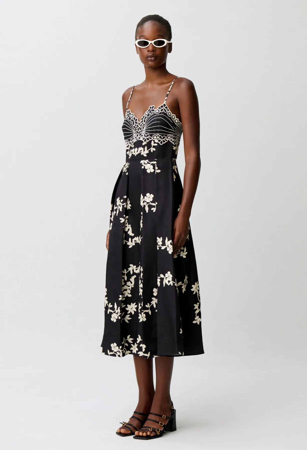 Robe bretelles broderies florales