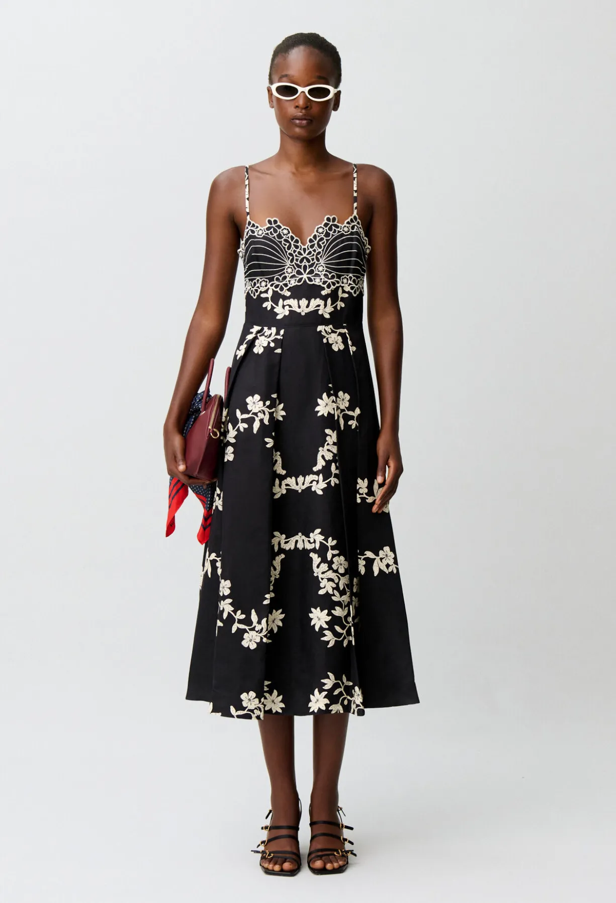 Robe bretelles broderies florales