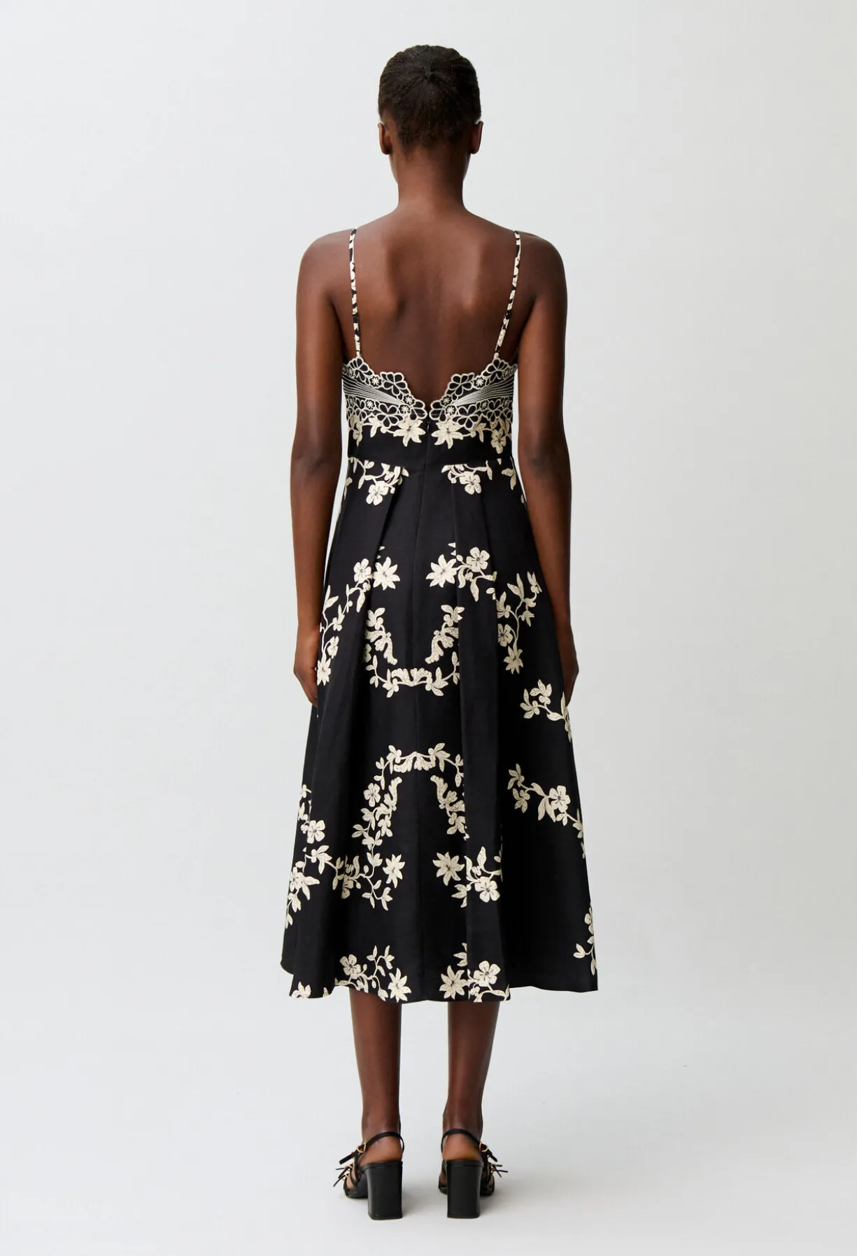 Robe bretelles broderies florales