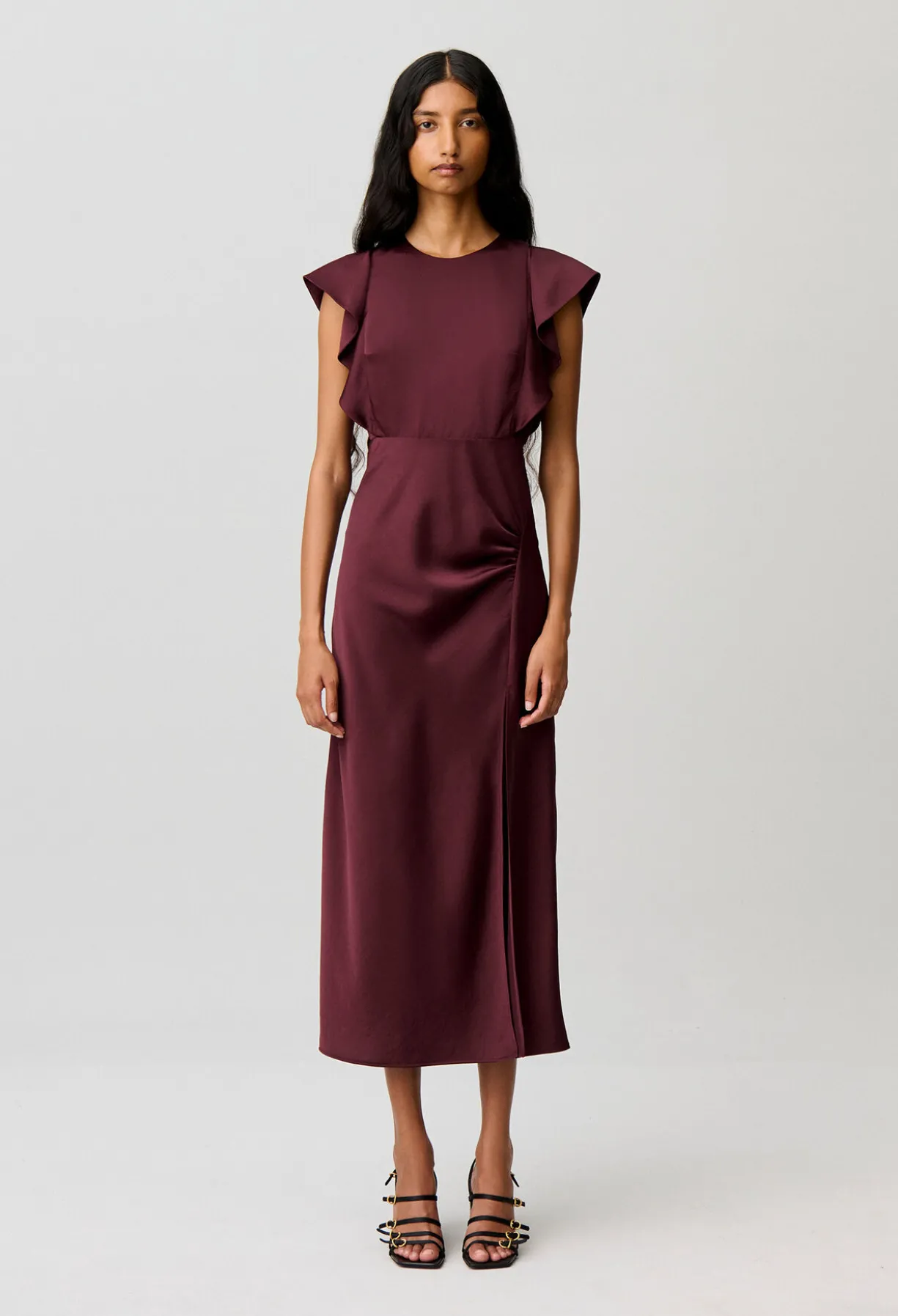 Robe longue satinée fendue