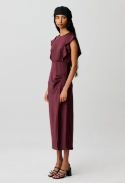 Robe longue satinée fendue