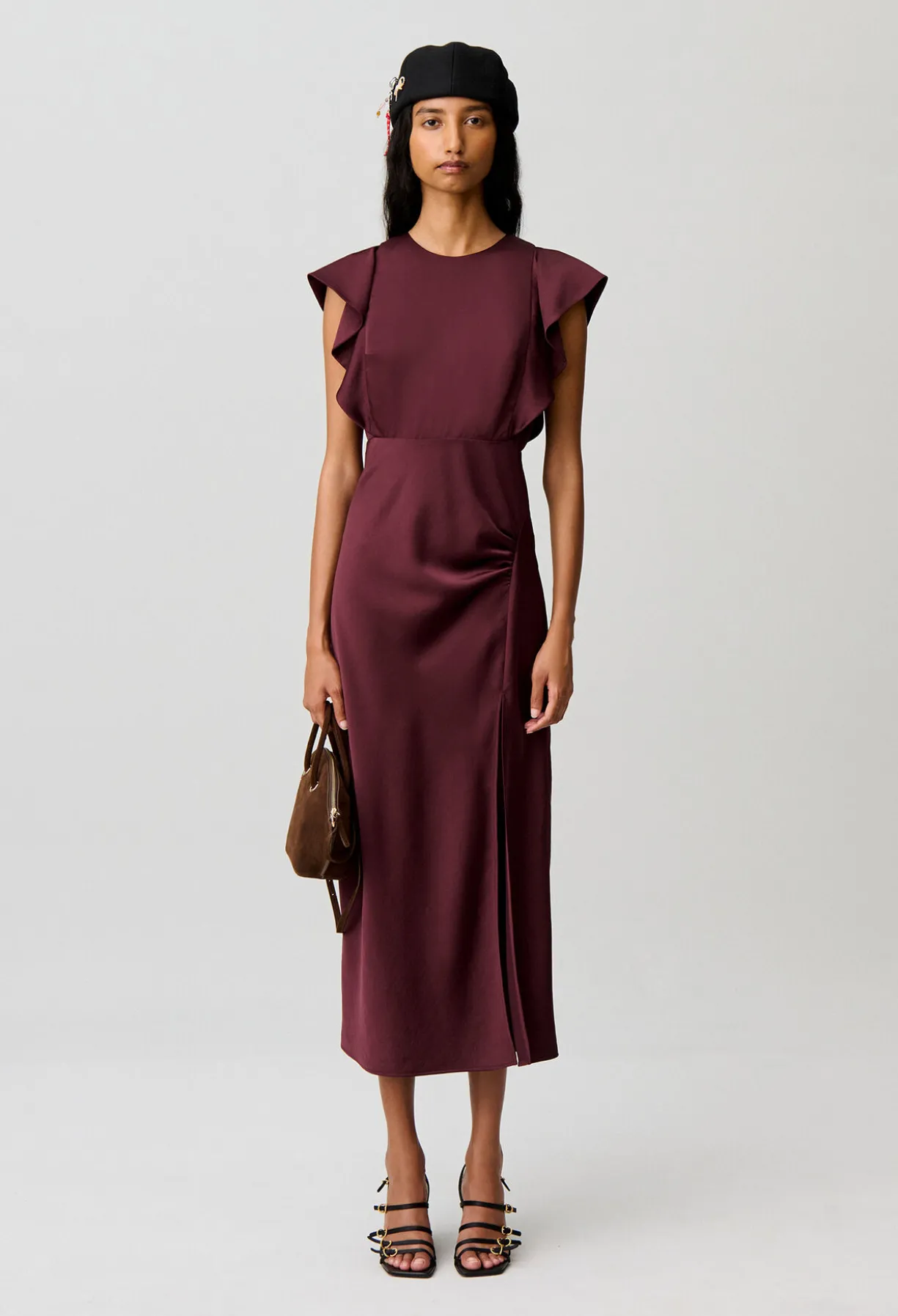 Robe longue satinée fendue