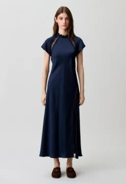 Robe satinée col victorien