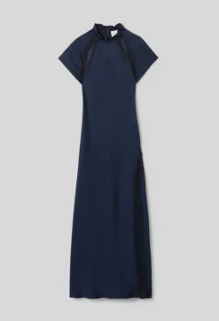 Robe satinée col victorien
