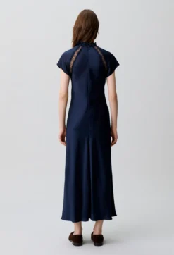 Robe satinée col victorien