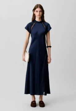 Robe satinée col victorien