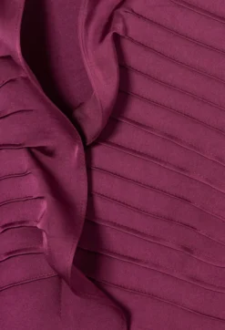 Robe satinée col volant