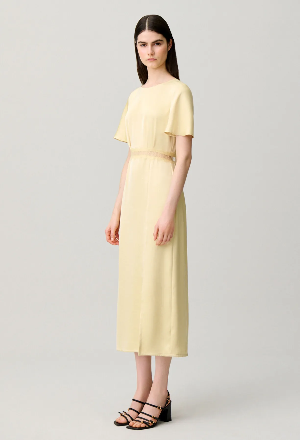 Robe satinée dentelle dos nu