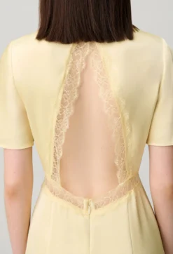 Robe satinée dentelle dos nu