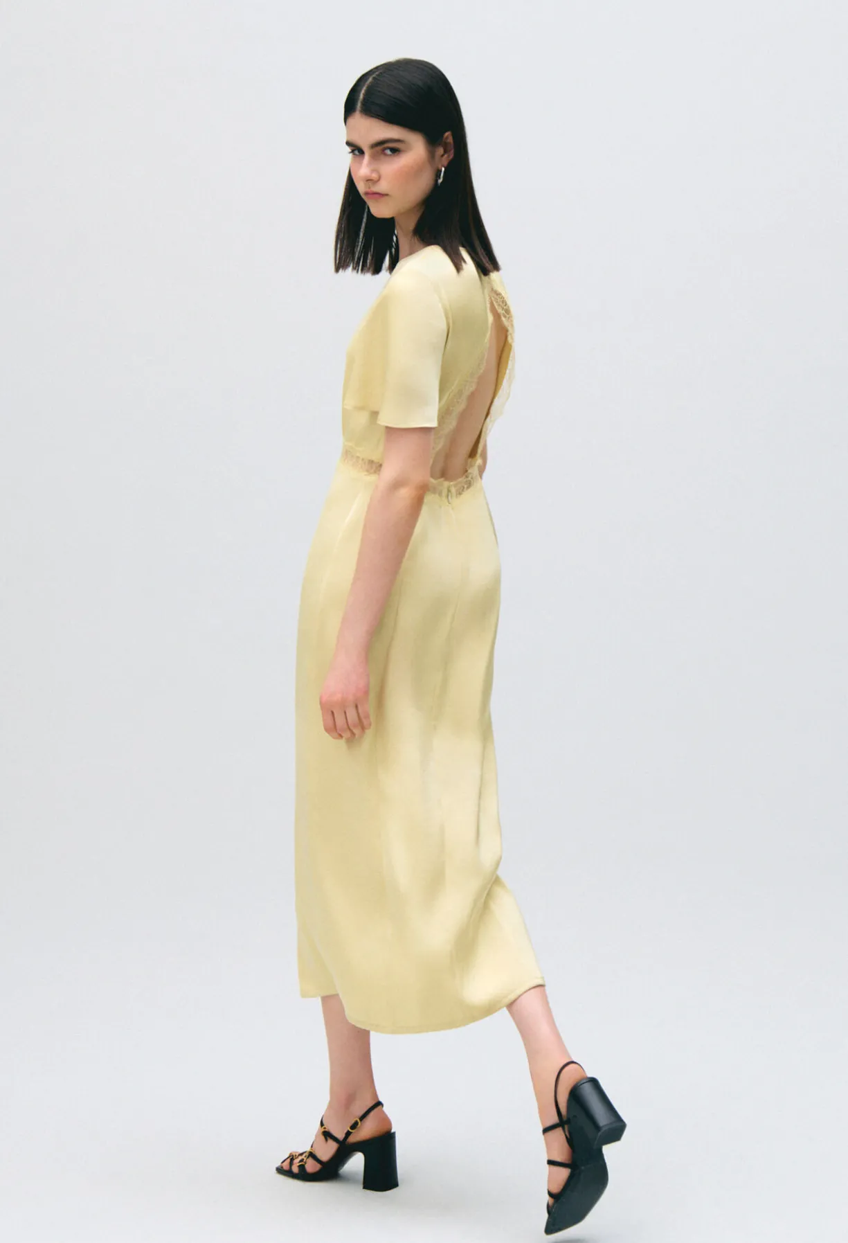 Robe satinée dentelle dos nu