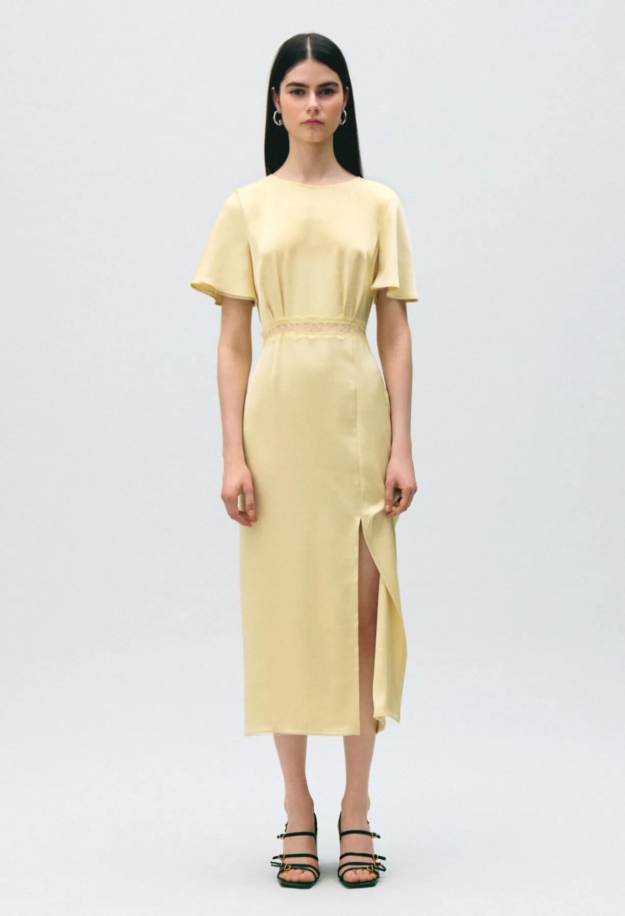 Robe satinée dentelle dos nu