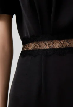 Robe satinée dentelle dos nu