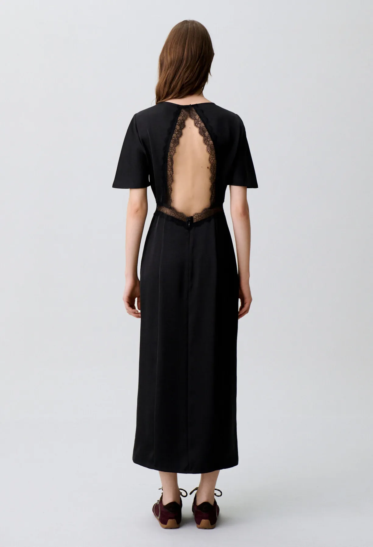 Robe satinée dentelle dos nu