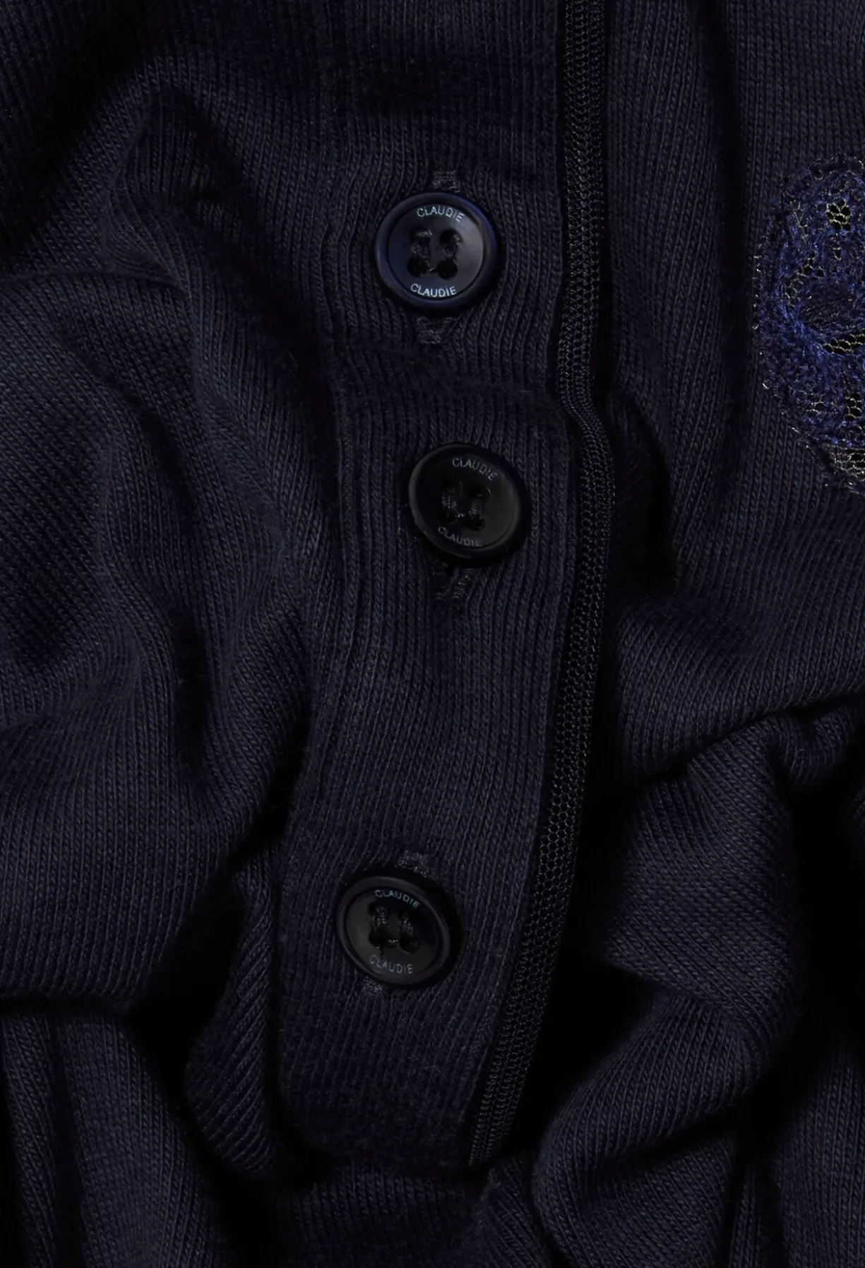 Top marine en coton à cœur dentelle