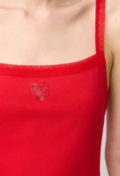 Top rouge en coton à cœur dentelle